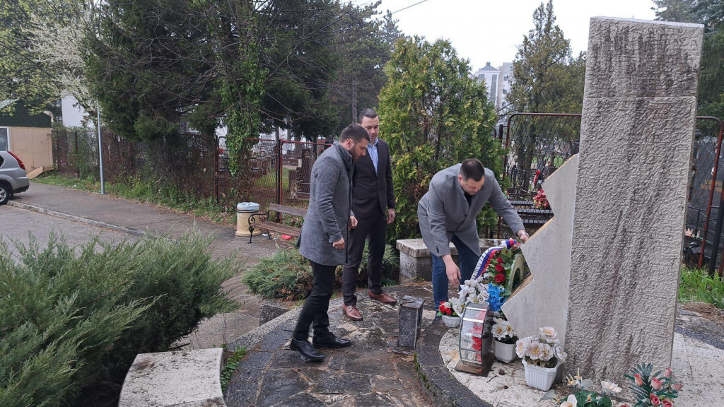 Kovačević jutros položio vijenac na spomenik stradalima u ratu devedesetih