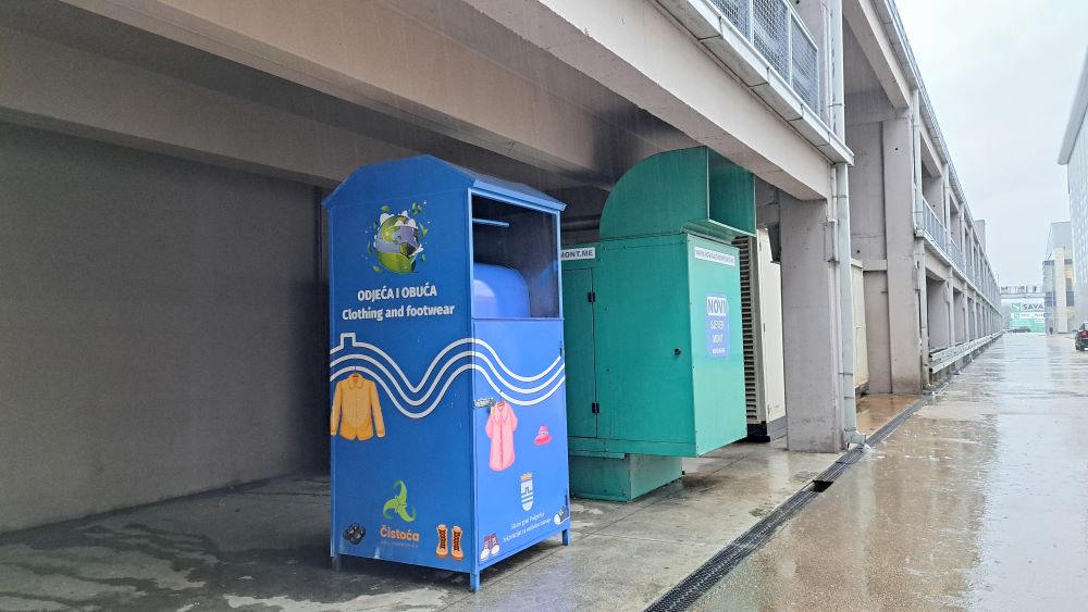 Kontejner za odlaganje polovne garderobe postavljen na ulazu u TC Big Fashion