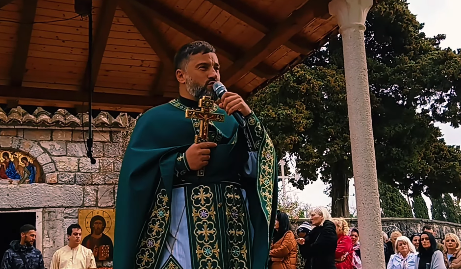 (FOTO/VIDEO) Otac Mijajlo Backović povodom 25 godina od NATO agresije: Podrška Alijansi pada jer neće nikad pravoslavni Srbin da se „zaljubi“ u onoga koji je silovao, razarao i ubijao!