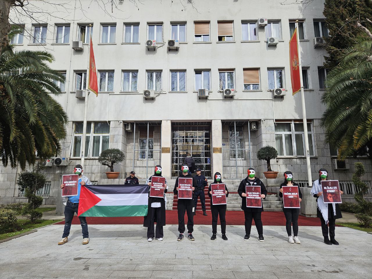 Ispred Skupštine održan performans Pokreta solidarnosti sa Palestinom: Crna Gora mora osuditi zločine Izraela u Gazi
