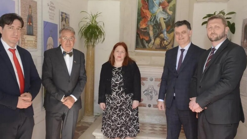 Ambasador Srbije posjetio JU Muzej i galerija Tivat: Rodić se upoznao sa istorijatom i razvojem Tivta kroz postavku etnografskog karaktera