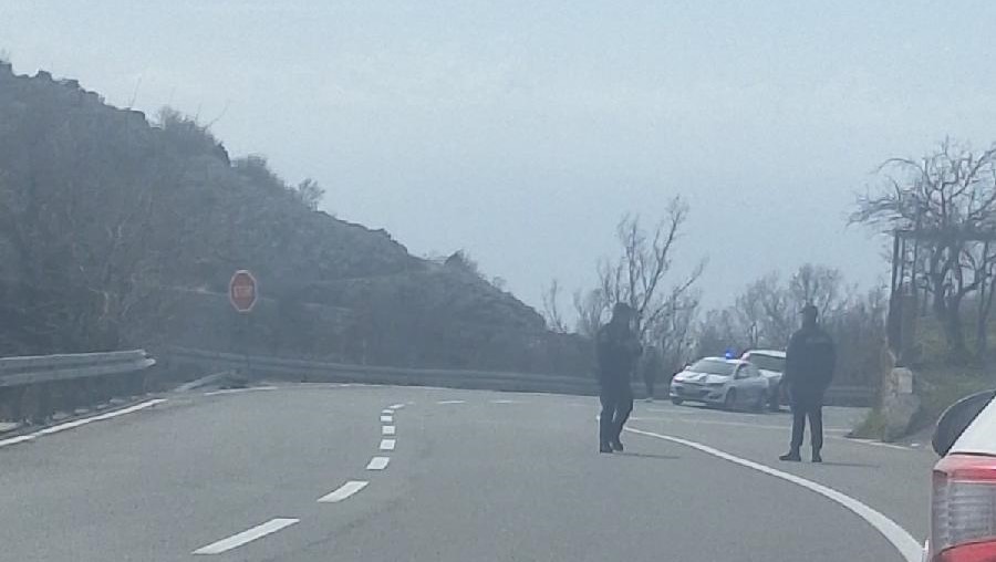 Na Brajićima jedan automobil sletio sa puta, jedna osoba povrijeđena