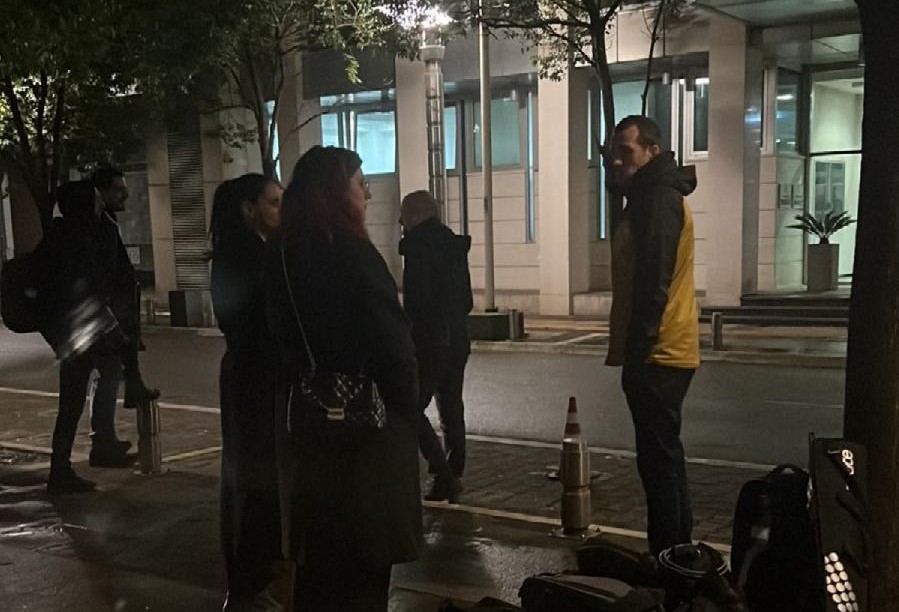 Vlada ne ferma novinare: Preko deset sati čekali izjave na kiši i hladnoći