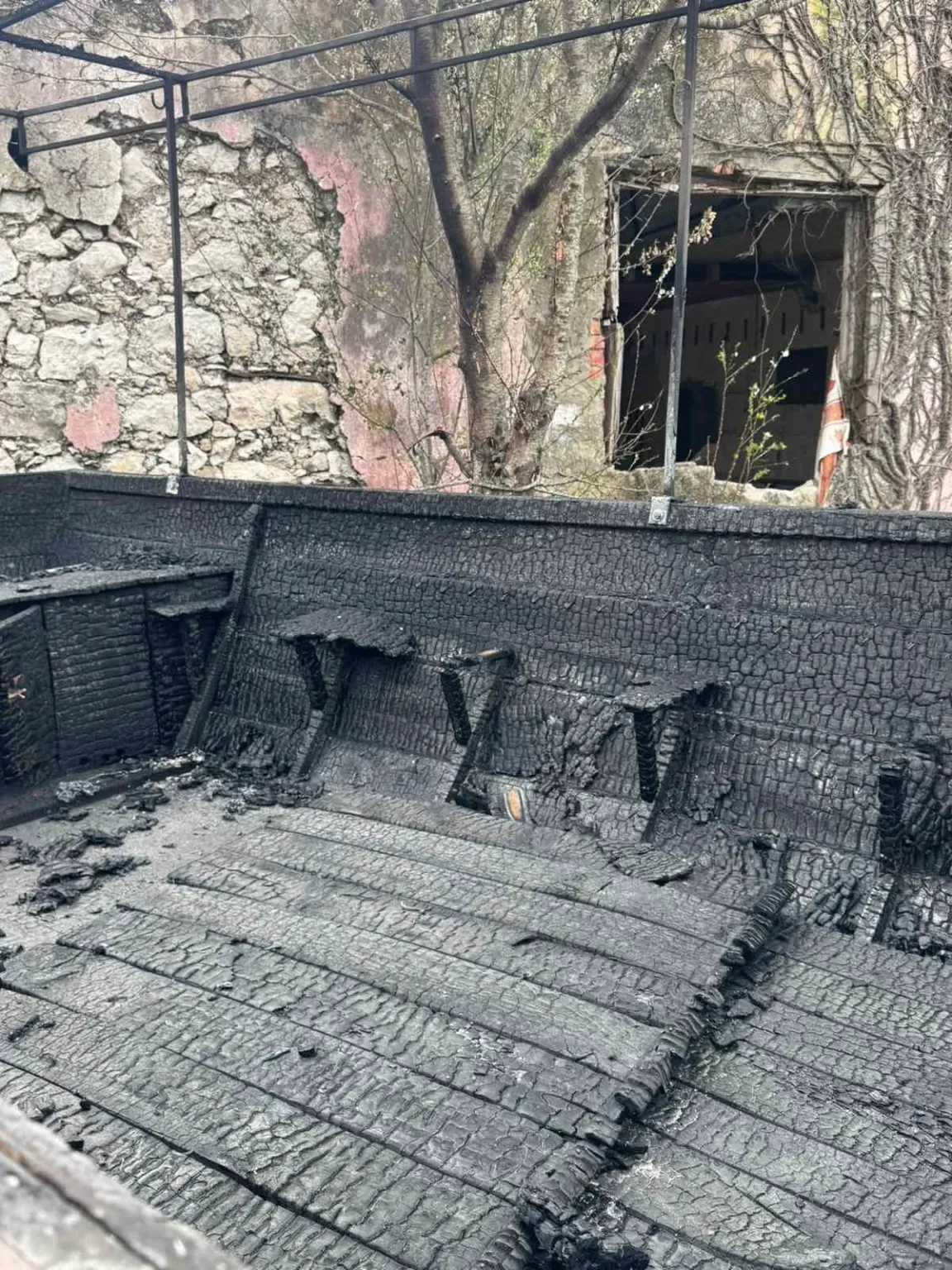 Zapaljena dva turistička broda u Virpazaru