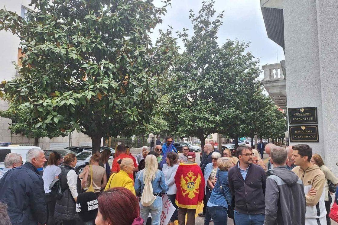 Deset ljutih Nikšićana protestuju ispred Ustavnog suda: Demokratskim „Dukljanoidima“ smeta što je Marko Kovačević uveo slavu opštine!