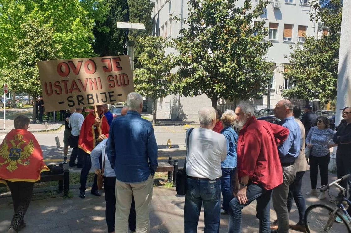 Deset ljutih komita ponovo pred sudom: Smeta im Sveti Vasilije i Temeljni ugovor sa SPC!