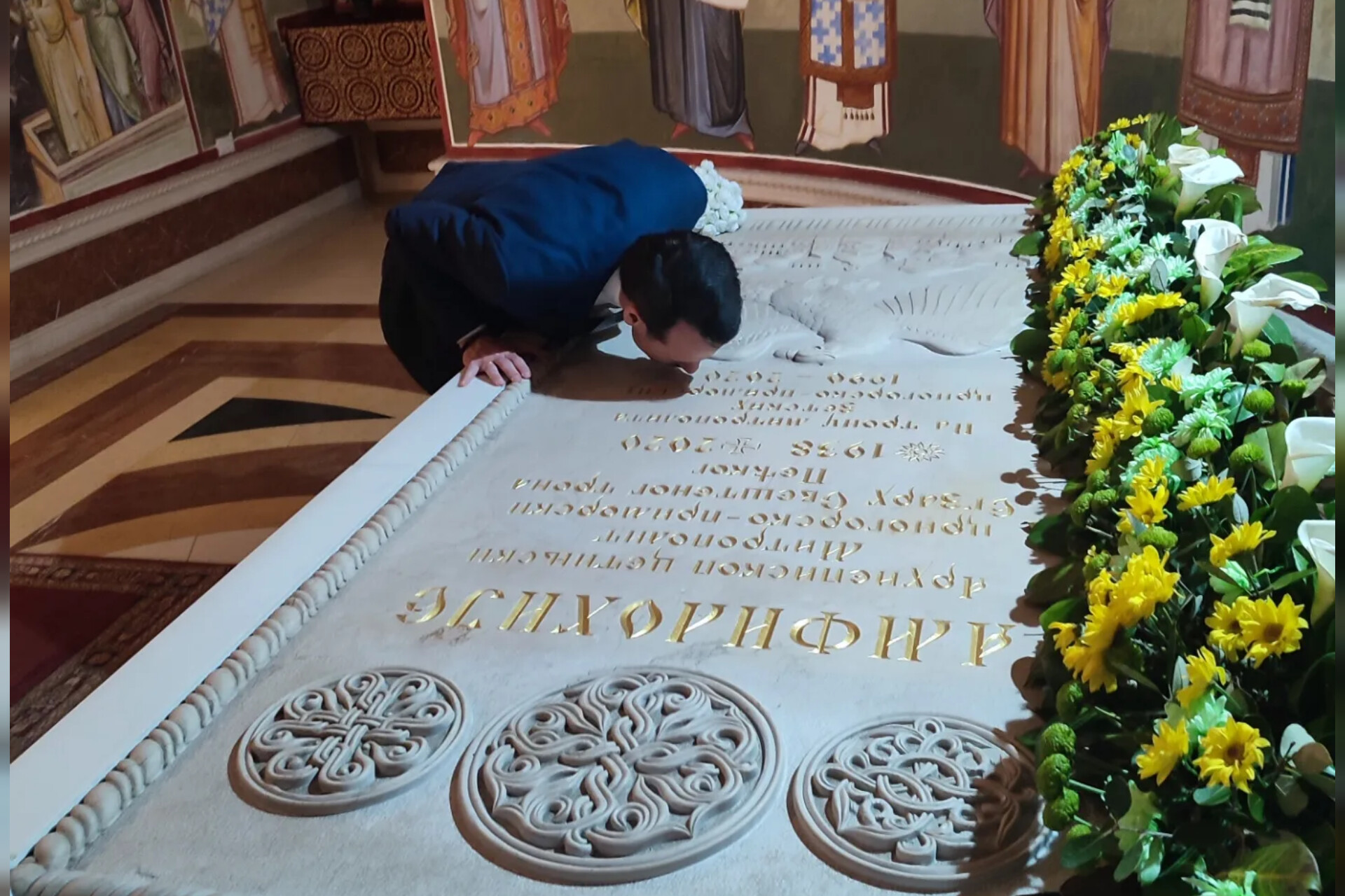 Princ Filip posjetio grob mitropolita Amfilohija: Bio je jedan od najzaslužnijih za duhovni preporod Crne Gore