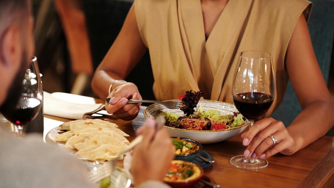 Restoran u Italiji nudi besplatno vino gostima uz uslov – bez telefona za večerom