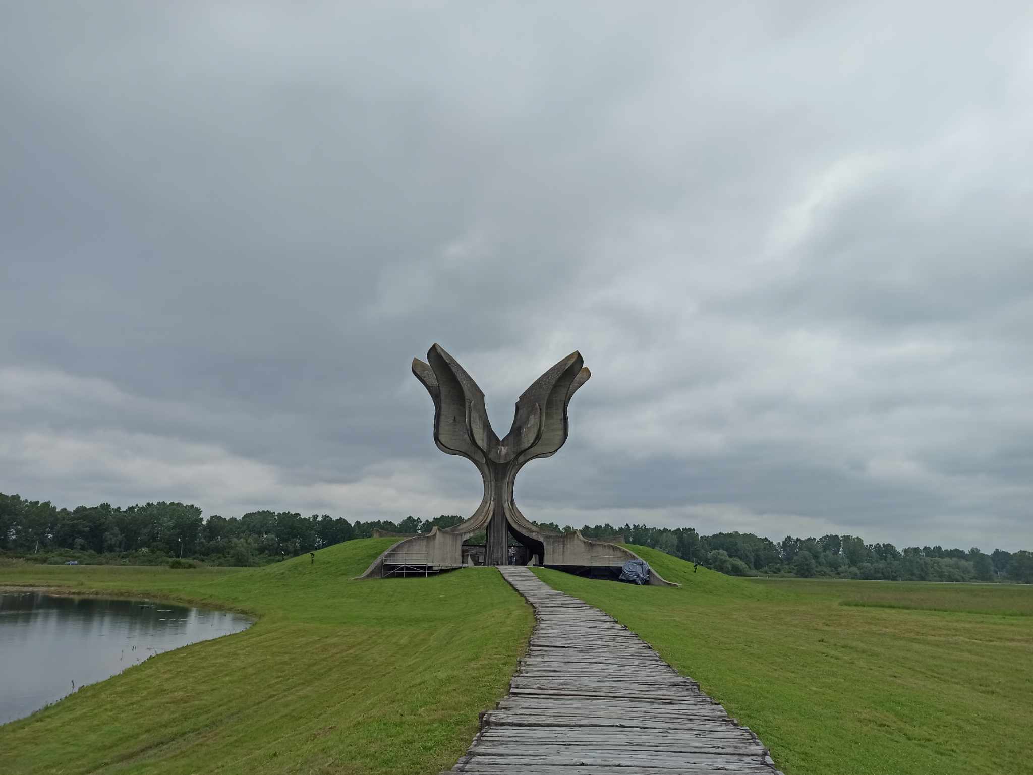 (FOTO PRIČA) Humke sa tijelima u Jasenovcu broje hiljade ljudi, pogledajte kako je izgledao i voz kojim su prevoženi zatvorenici