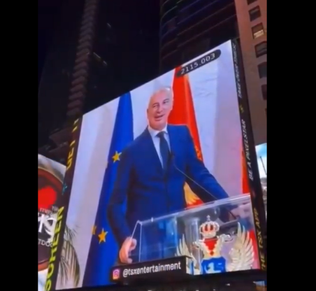 Fatmir Đeka u rođendanskom izdanju obasjao Tajms Skver (VIDEO)