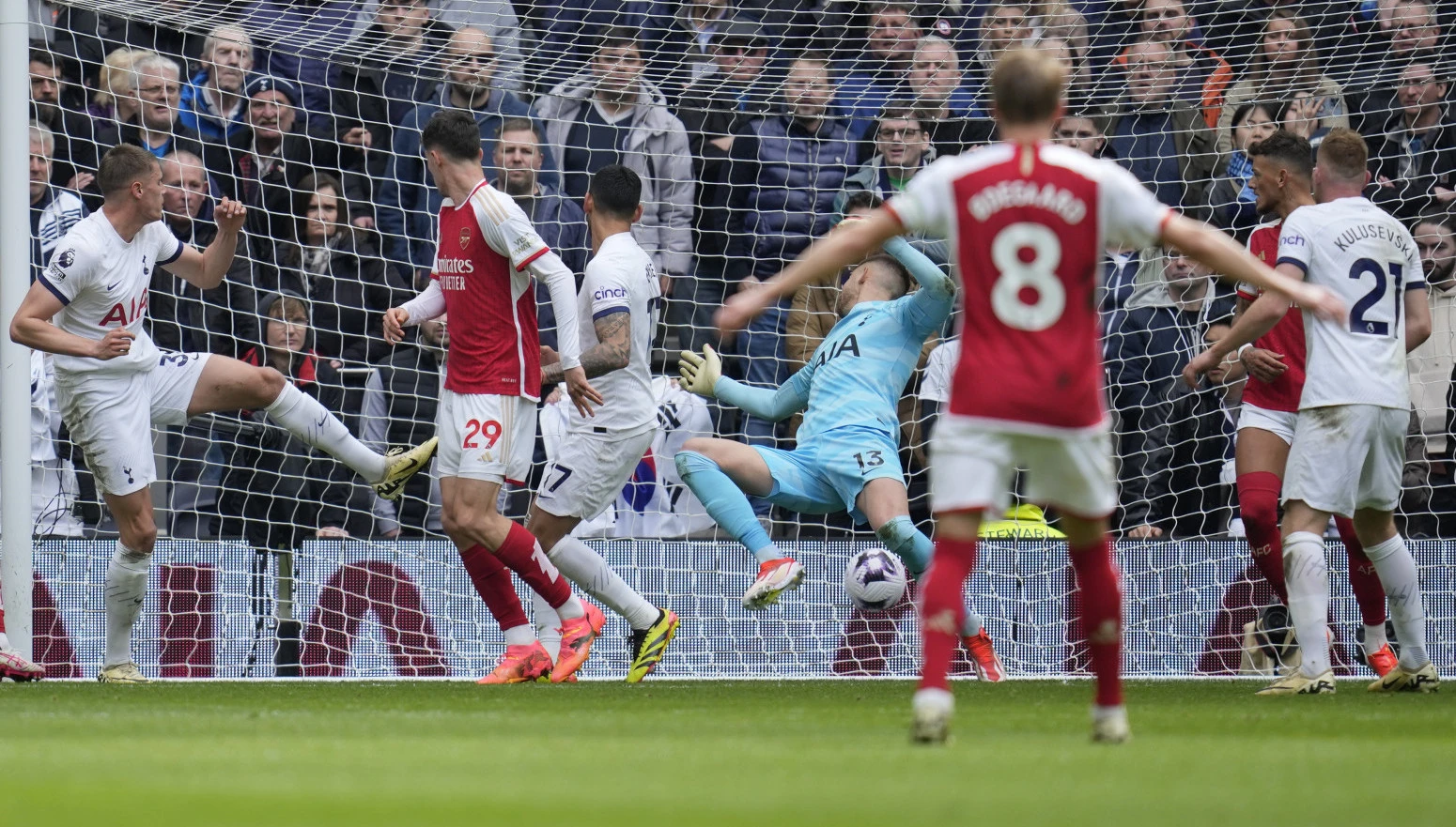 Arsenalu derbi sjevernog Londona, Siti prati ritam „tobdžija“