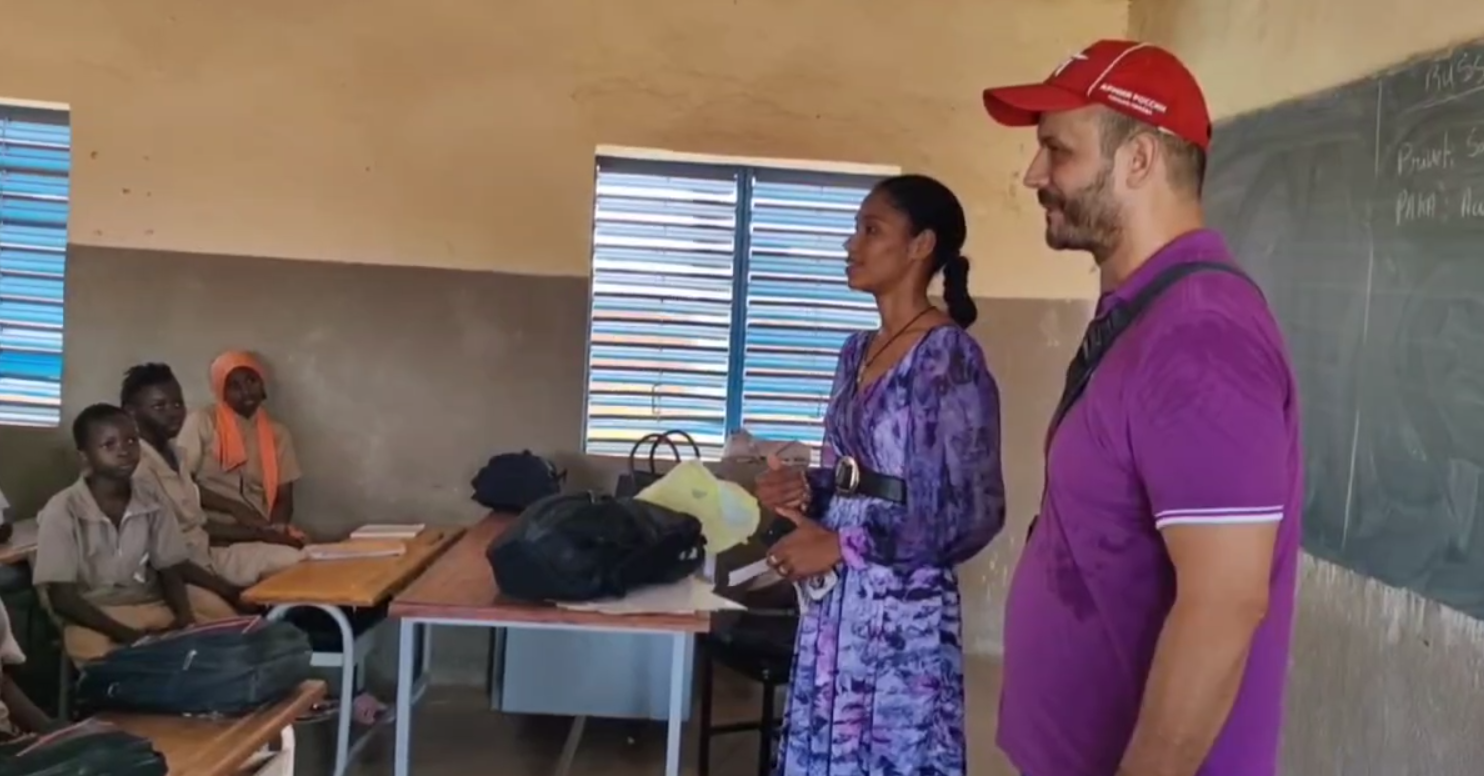 (VIDEO) Novinara iz Crne Gore dočekala djeca iz Burkine Faso, on im na tabli napisao koja je najznačajnija informacija koju trebaju da znaju o Srbima i Srbiji