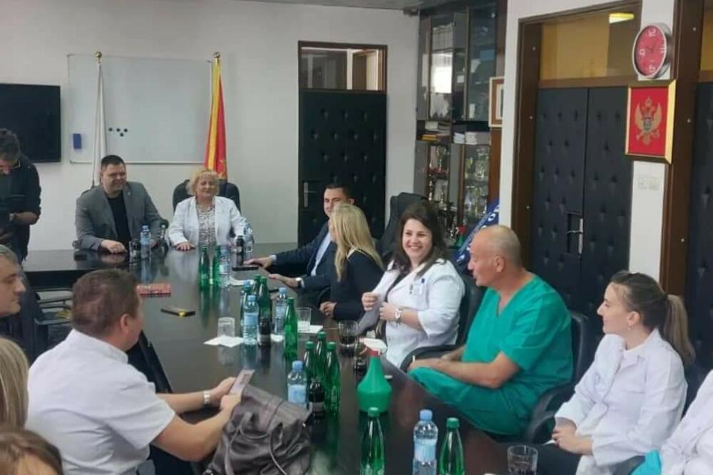 Kovačević uručio 30 hiljada evra nikšićkoj bolnici za nabavku rendgen aparata