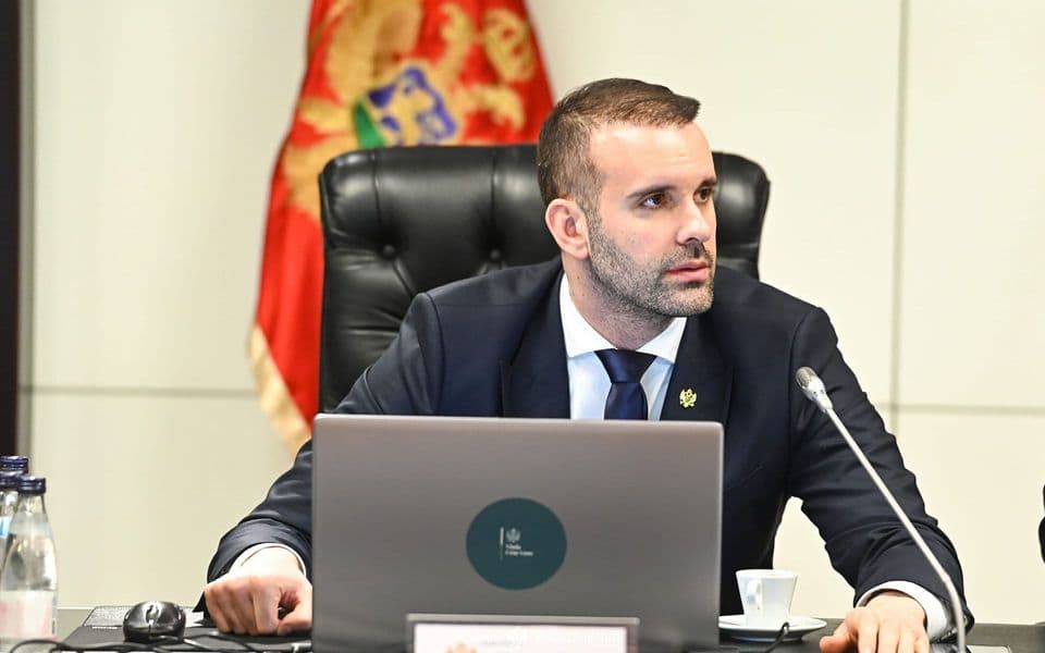 PREMIJER vs SVJETSKA BANKA