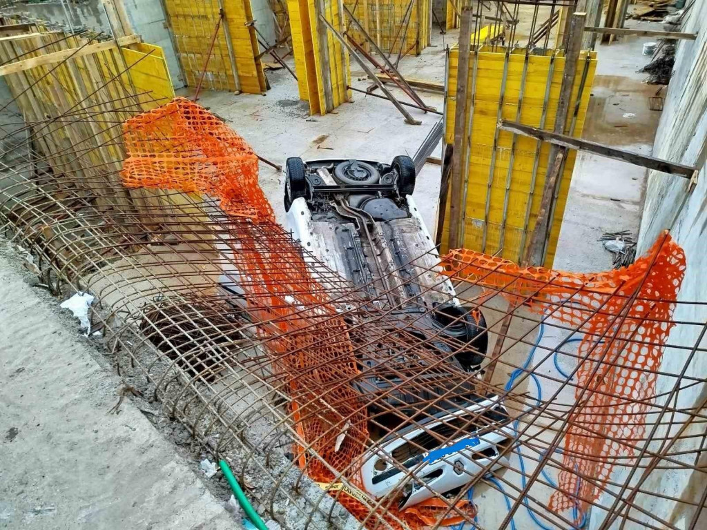 Saobraćajna nezgoda: Vozilo upalo u gradilište, prevrnulo se na krov