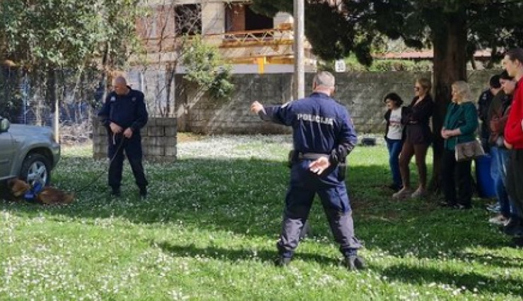 Korisnici NVO “Pružite nam šansu” u posjeti Grupi za obuku vodiča i dresuru službenih pasa Sektora granične policije