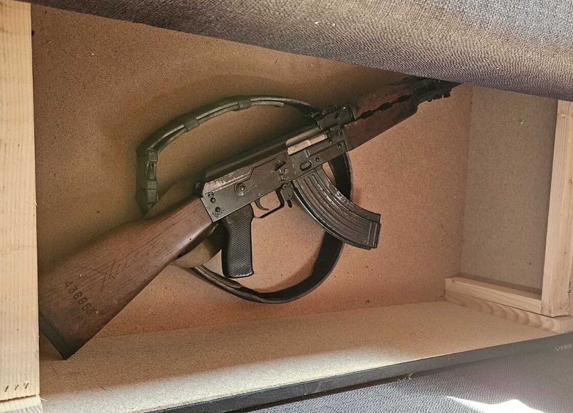 Pretresi u Baru, uhapšen Podgoričanin: Policija pronašla automatsku pušku i 22 kg marihuane