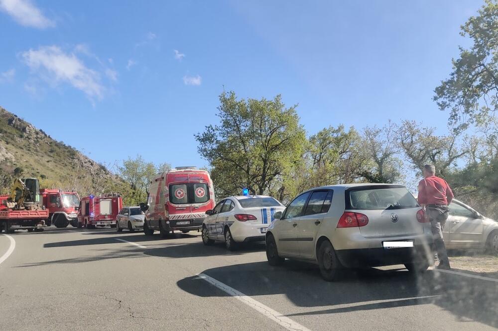 Mikser za beton sletio s puta, vozač prevezen u bolnicu