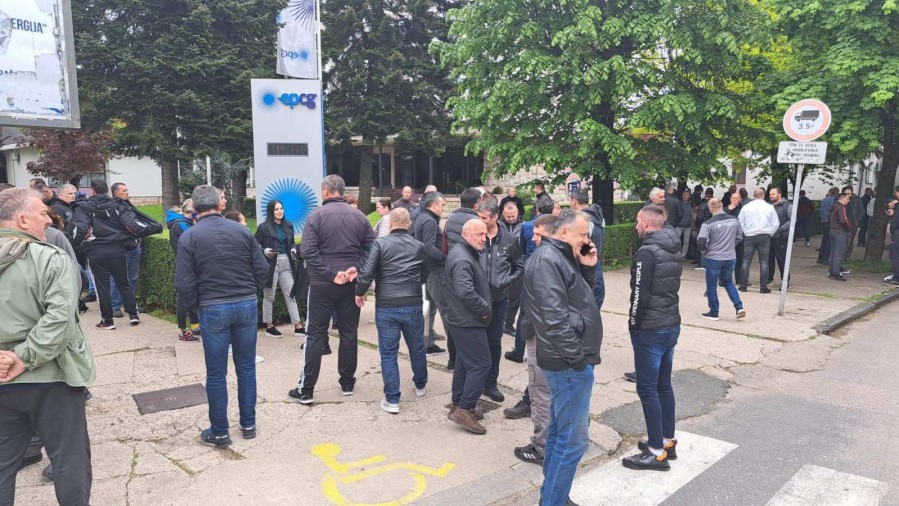 Radnici Željezare prekinuli su protest, martovsku platu će primiti u ponedjeljak