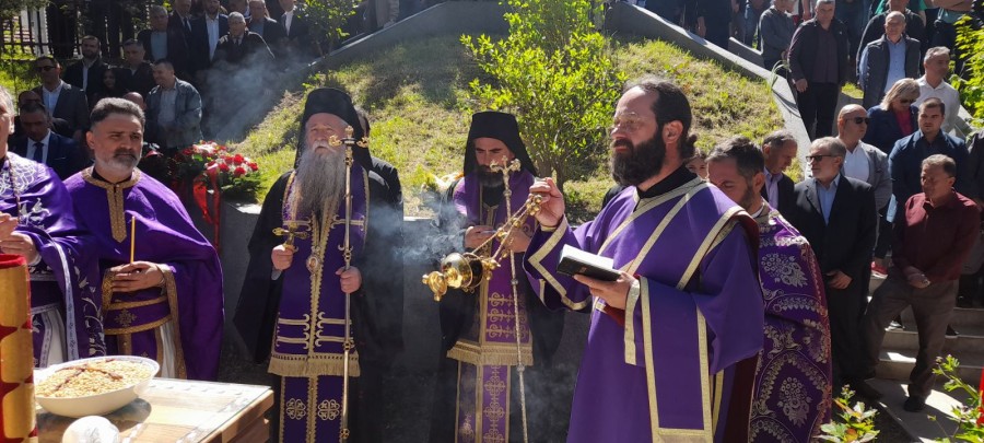 Pomen žrtvama bombardovanja u Murini, prisustvuju Milatović,  Mandić i Knežević