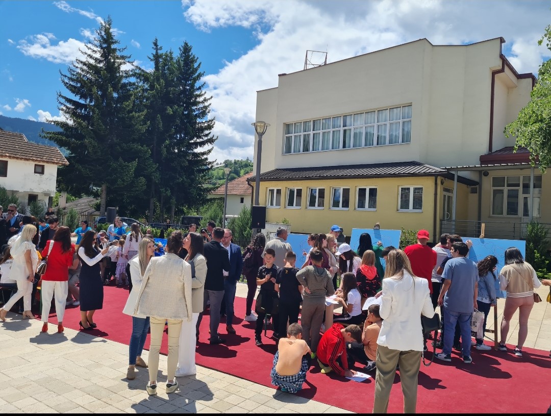 Crtanje sa osnovcima i mališanima na temu “Jednake šanse za sve”