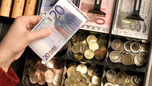 Prosječna zarada u aprilu iznosila 828 evra