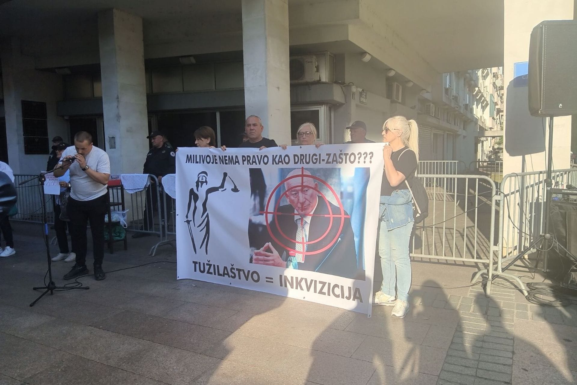 „Milivoje Katnić kriv jer je bio bedem Crne Gore“ – poručeno sa protesta ispred SDT-a