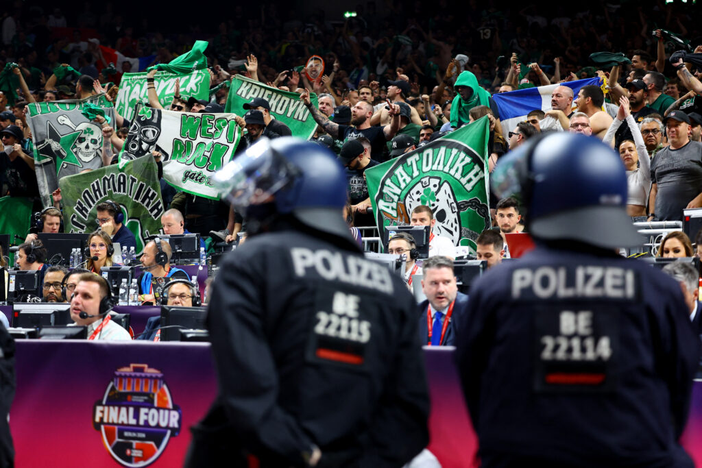 Tuča navijača Panatinaikosa i Olimpijakosa, više povrijeđenih