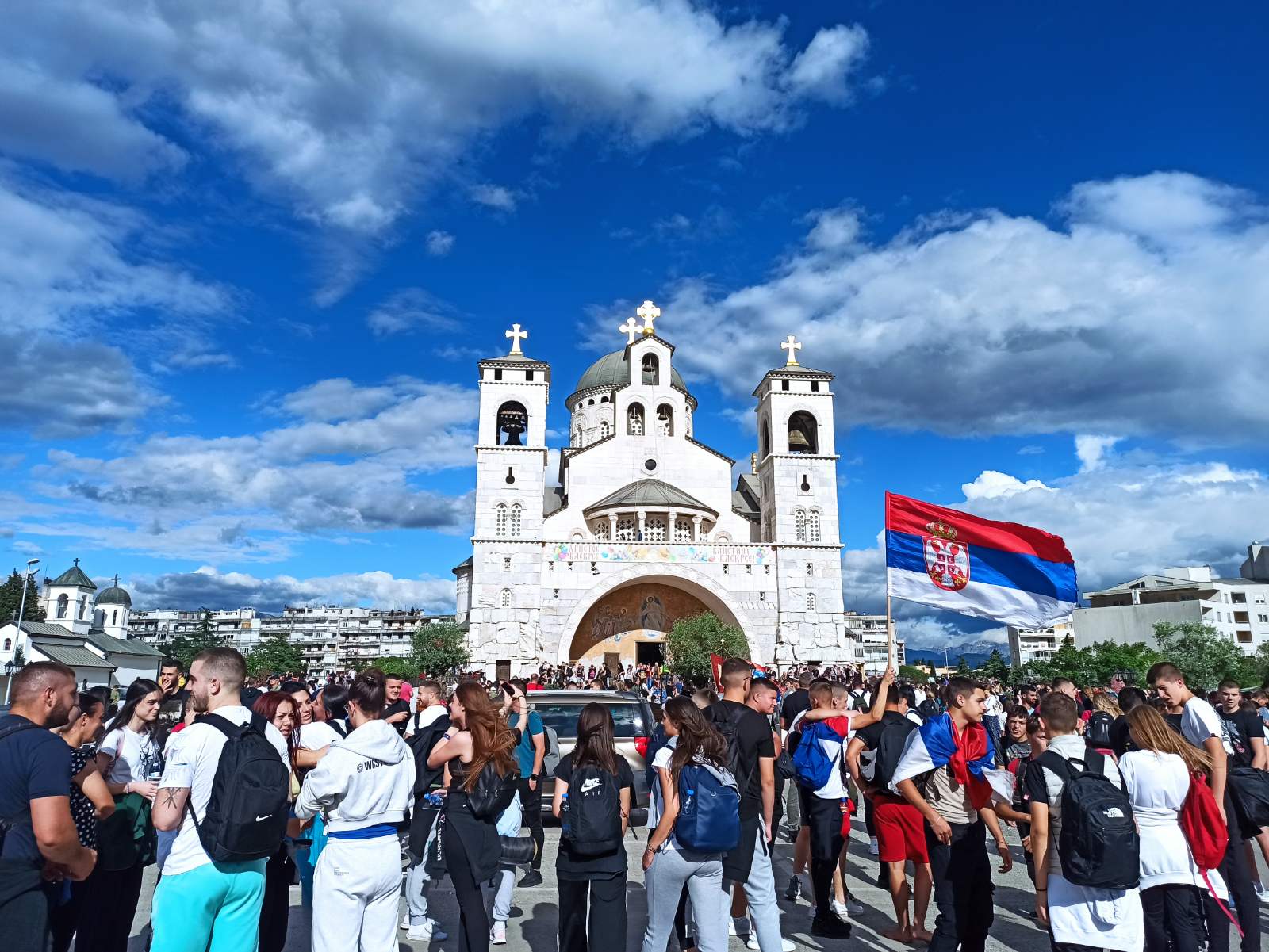(FOTO) Rijeke mladih ljudi krenule iz Podgorice ka manastiru Ostrog: Počelo tradicionalno hodočašće u slavu svetog Vasilija
