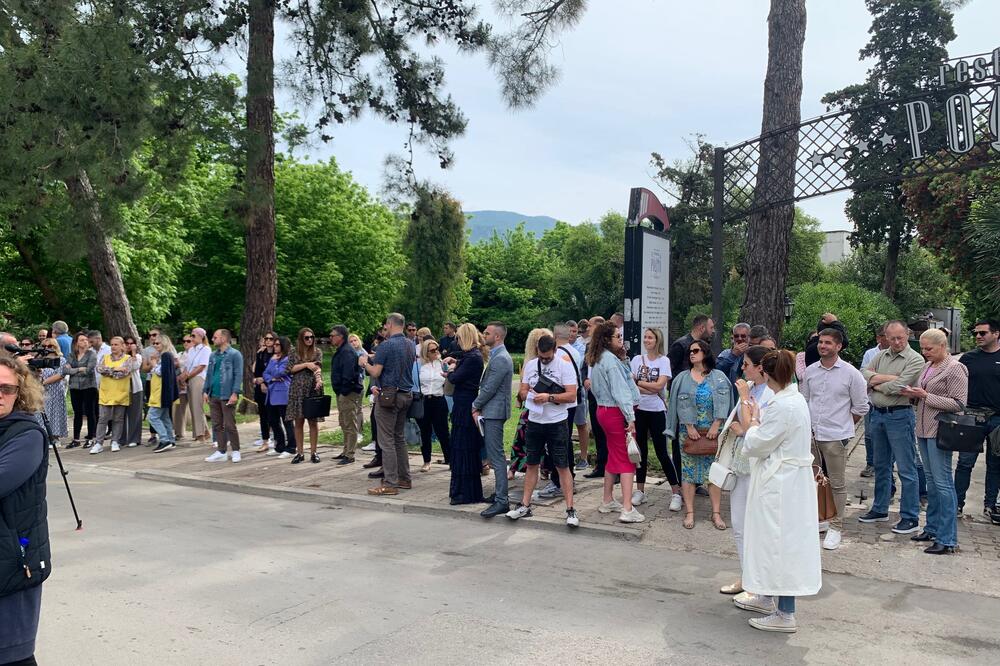 Roditelji blokirali ulicu u Budvi: Ovo što vidimo je sramota