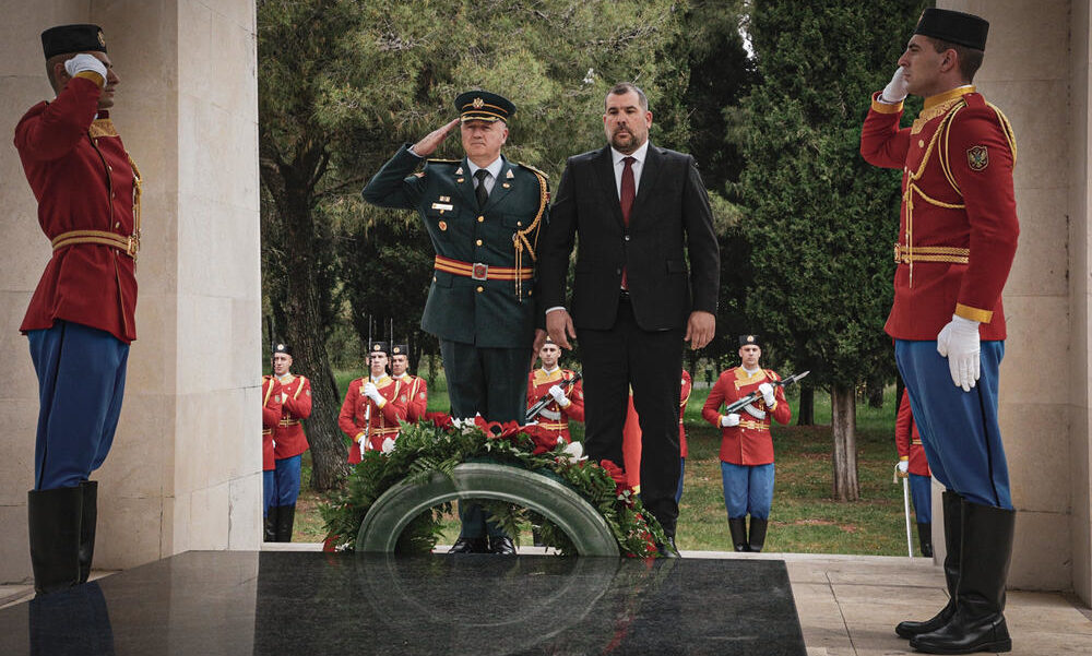 Krapović i Lazarević odali počast milionima žrtava: Položili vijenac na spomenik Partizanu borcu
