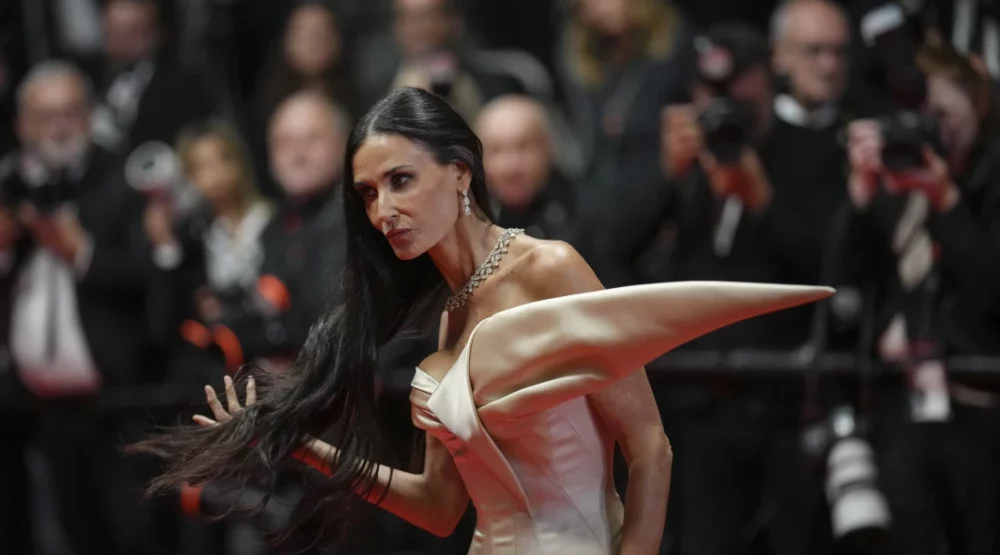 “The Substance”, novi šokantan triler sa Demi Mur izazvao žestoke ovacije u Kanu