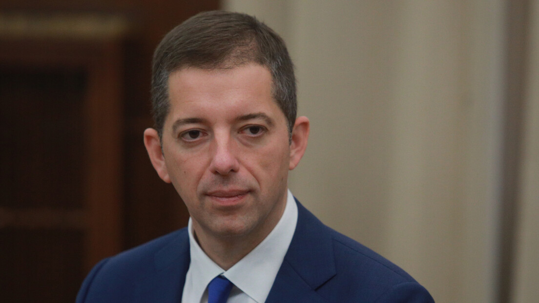Đurić poručio Konakoviću: Srpska trobojka će se ponosno i slobodno vijoriti: Zašto niste kaznili napadače na Vučića u Potočarima?