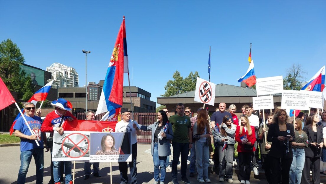 Zastave Rusije i Srbije vijore se ispred njemačke ambasade u Moskvi: Protesti zbog Srebrenice