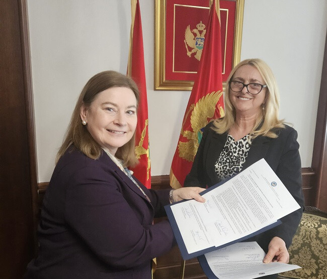 Ambasada SAD donirala Vrhovnom sudu opremu za medijsku salu