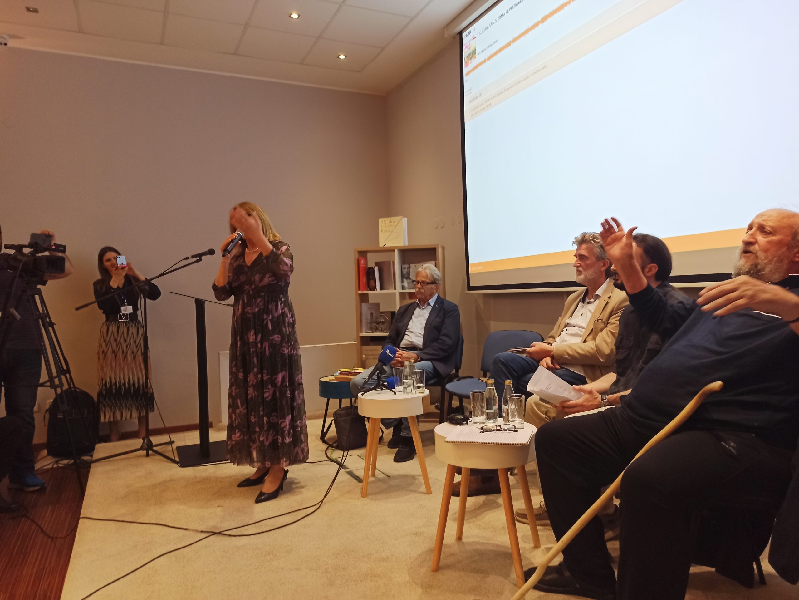 (FOTO) U prepunoj sali podgoričke biblioteke održano umjetničko veče – Srcem za Podgoricu
