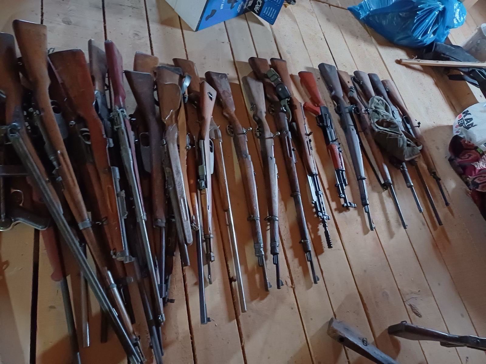Pogledajte šta je sve zaplijenila policija: Na stotine pušaka, raketne bacače, municiju, bajonete i – 13 sablji! (FOTO)