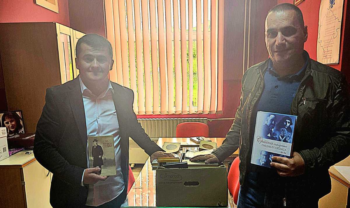 NVO Serdard donirao više stotina knjiga školi i biblioteci u Murinu