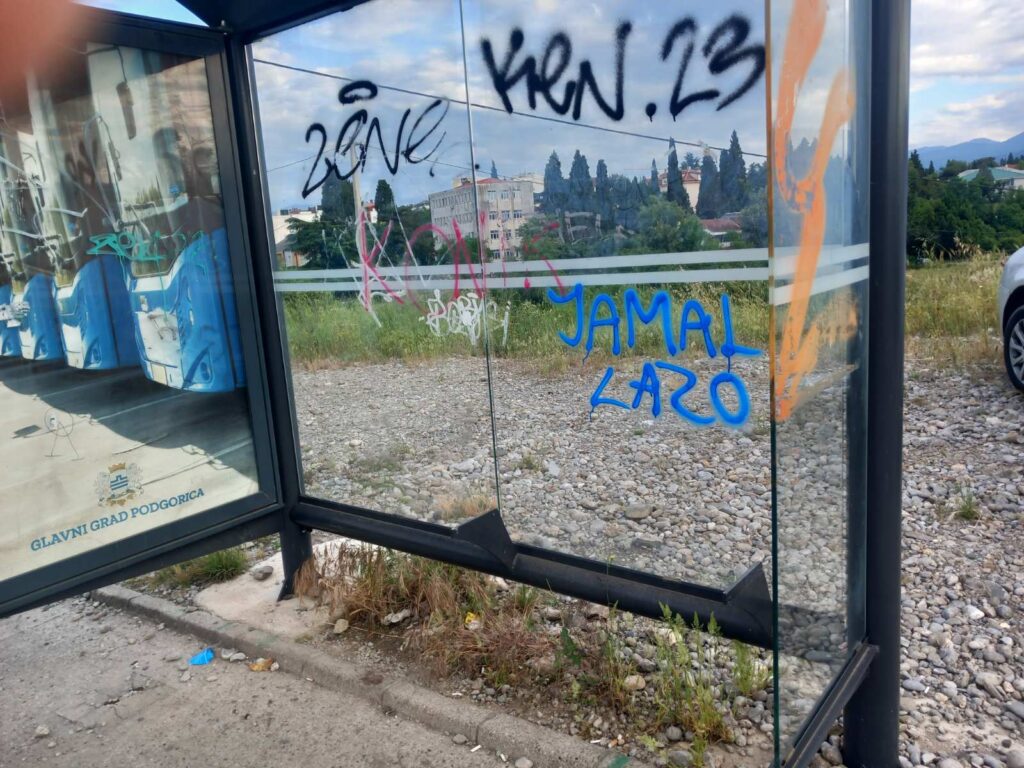 Nestala klupa sa autobuskog stajališta u Ulici Pete proleterske brigade