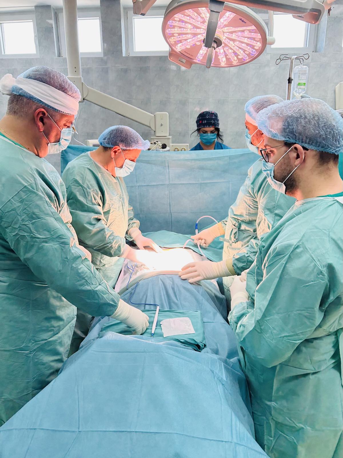Eminentni evropski stručnjak za skolioze kičme od sada će operisati u Kliničkom centru