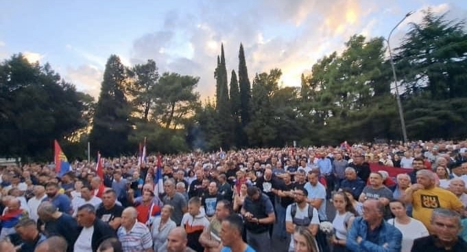 Okupljeni građani ispred Vlade zbog Rezolucije u Srebrenici uzvikuju „izdaja“, „izdaja“ (VIDEO/FOTO)