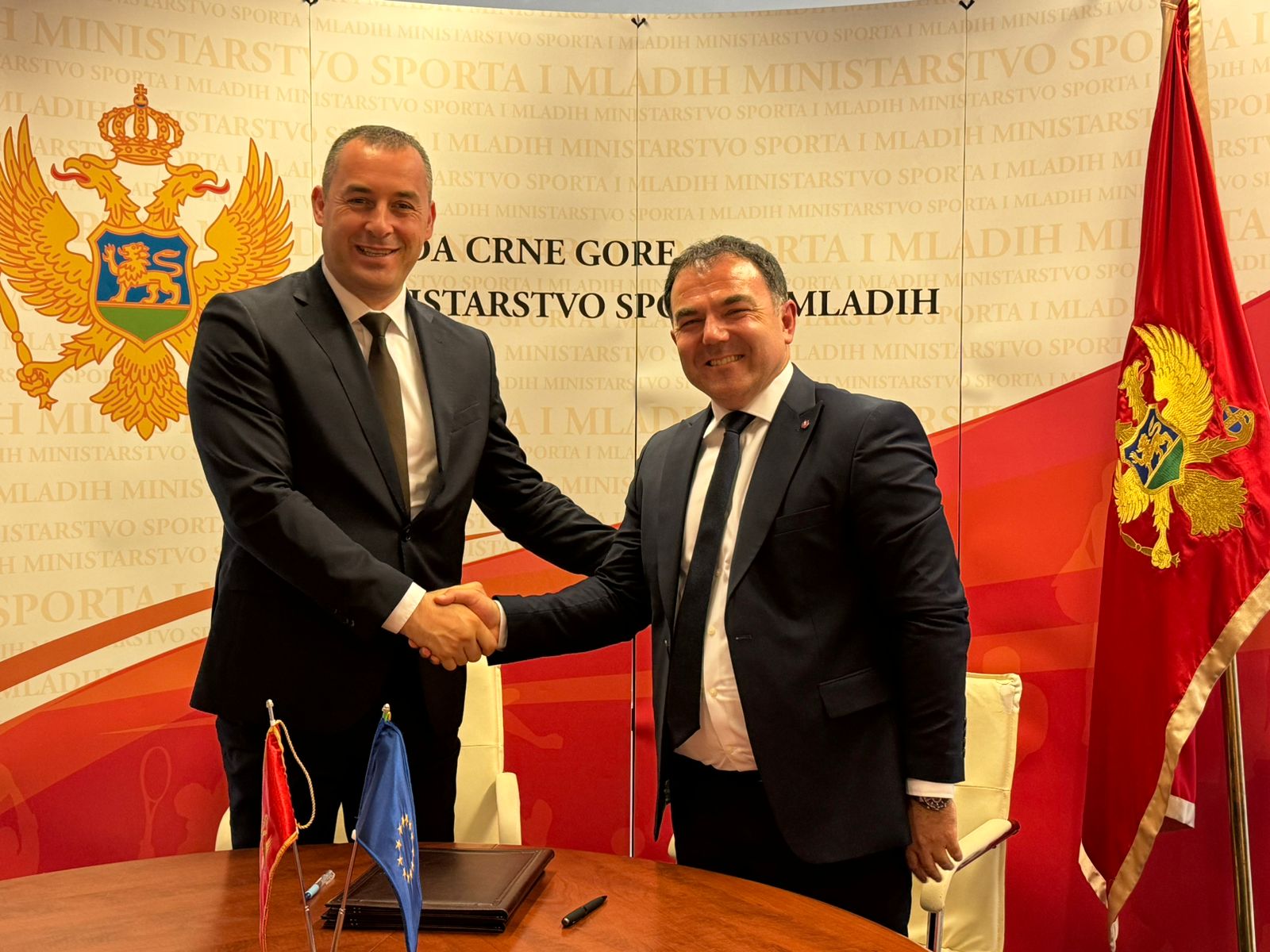 Šćekić i Đurašković za unapređenje sportske infrastrukture na Cetinju: Potpisan ugovor o nabavci 600 stolica za tribice Sportsko centra