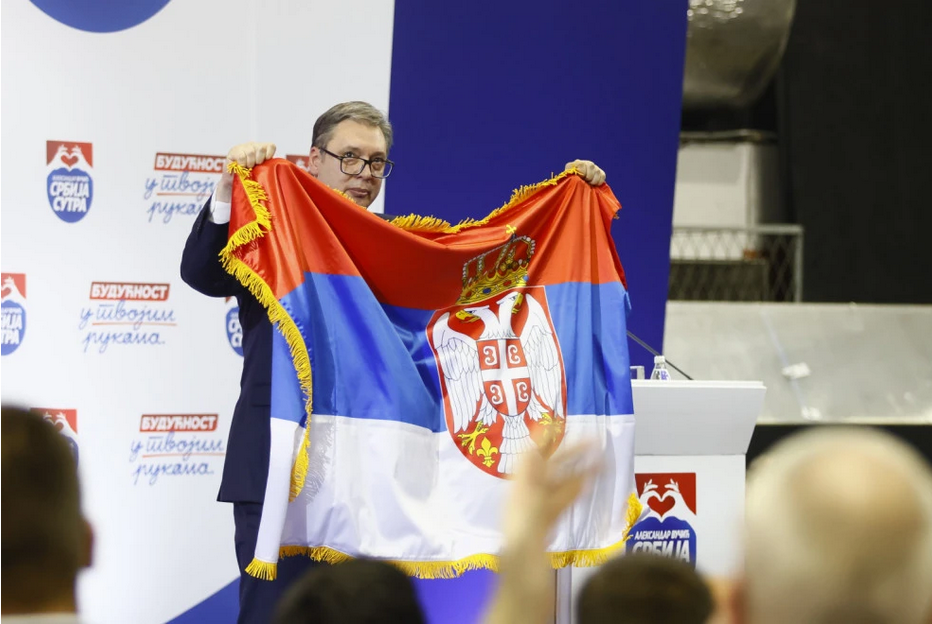 Vučić raširio srpsku trobojku pa poručio: Nikome nećemo dozvoliti da ruši naše nacionalne interese i jedinstvo našeg naroda gdje god da živi!