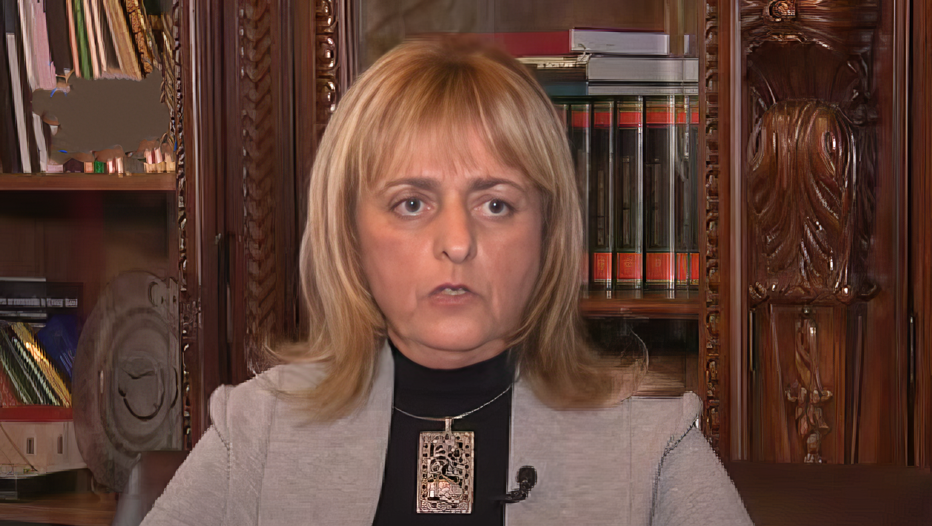 Samo bahato: Službeno vozilo v.d. predsjednice Vrhovnog suda parkirano na autobuskom stajalištu