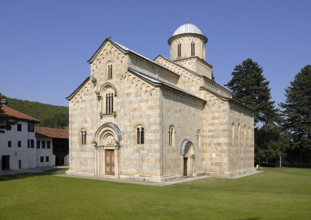 Politika: Položaj SPC na Kosmetu je na udaru, prištinske vlasti imaju za cilj da crkve i manastire dodijele Katoličkoj crkvi?