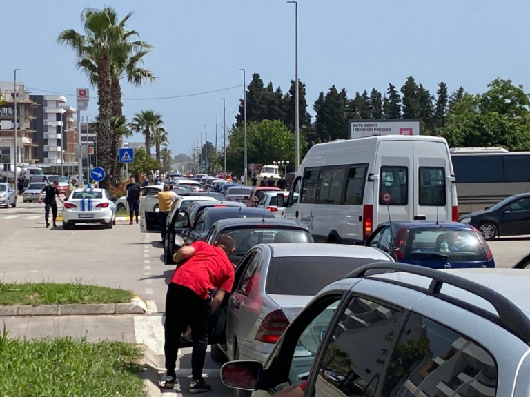Maturanti izazvali manji udes u Ulcinju, otežan saobraćaj u centru grada