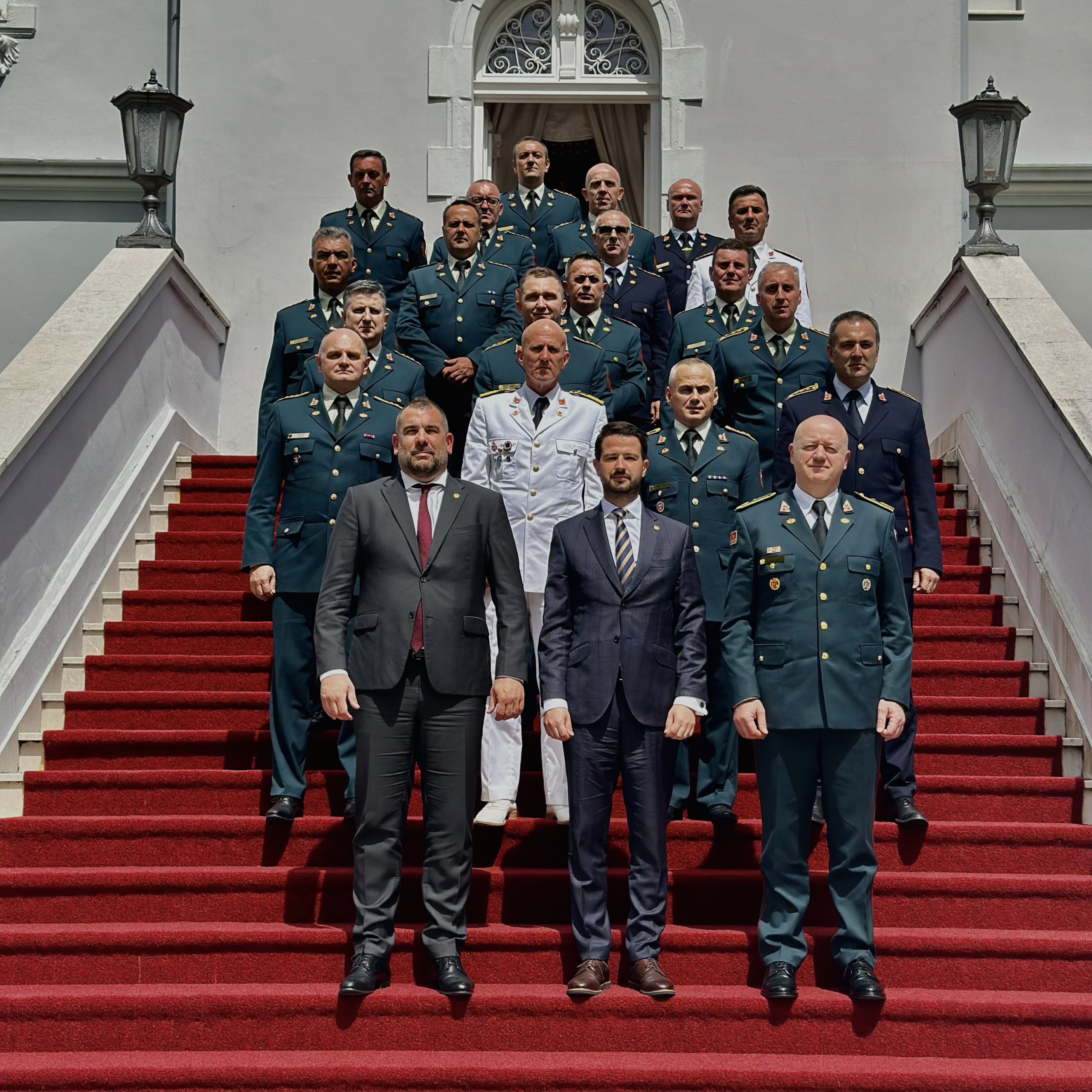Milatović sa ministrom odbrane, načelnikom Generalštaba i pukovnicima Vojske Crne Gore.