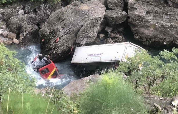 Kamion sletio u provaliju na putu Podgorica – Kolašin