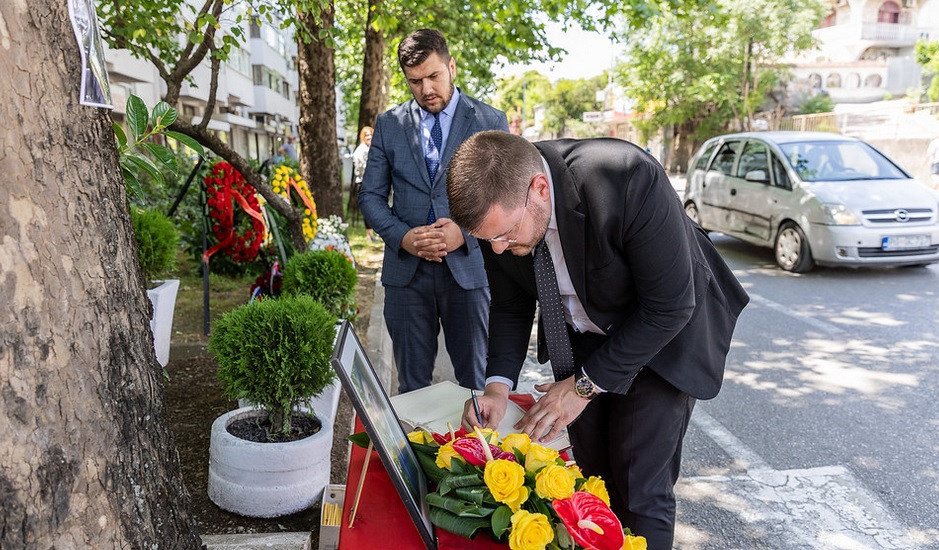 Koprivica položio vijenac na mjesto ubistva Duška Jovanovića: Rasvjetljavanje zločina mora biti osnovni zadatak institucija pravne države jer je to preduslov za ostvarenje pravde