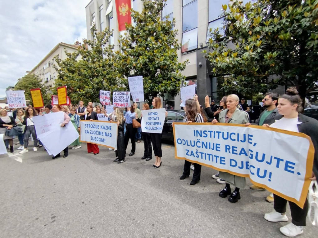 Protest ispred Apelacionog suda: „Strože kazne za zločine nad djecom“